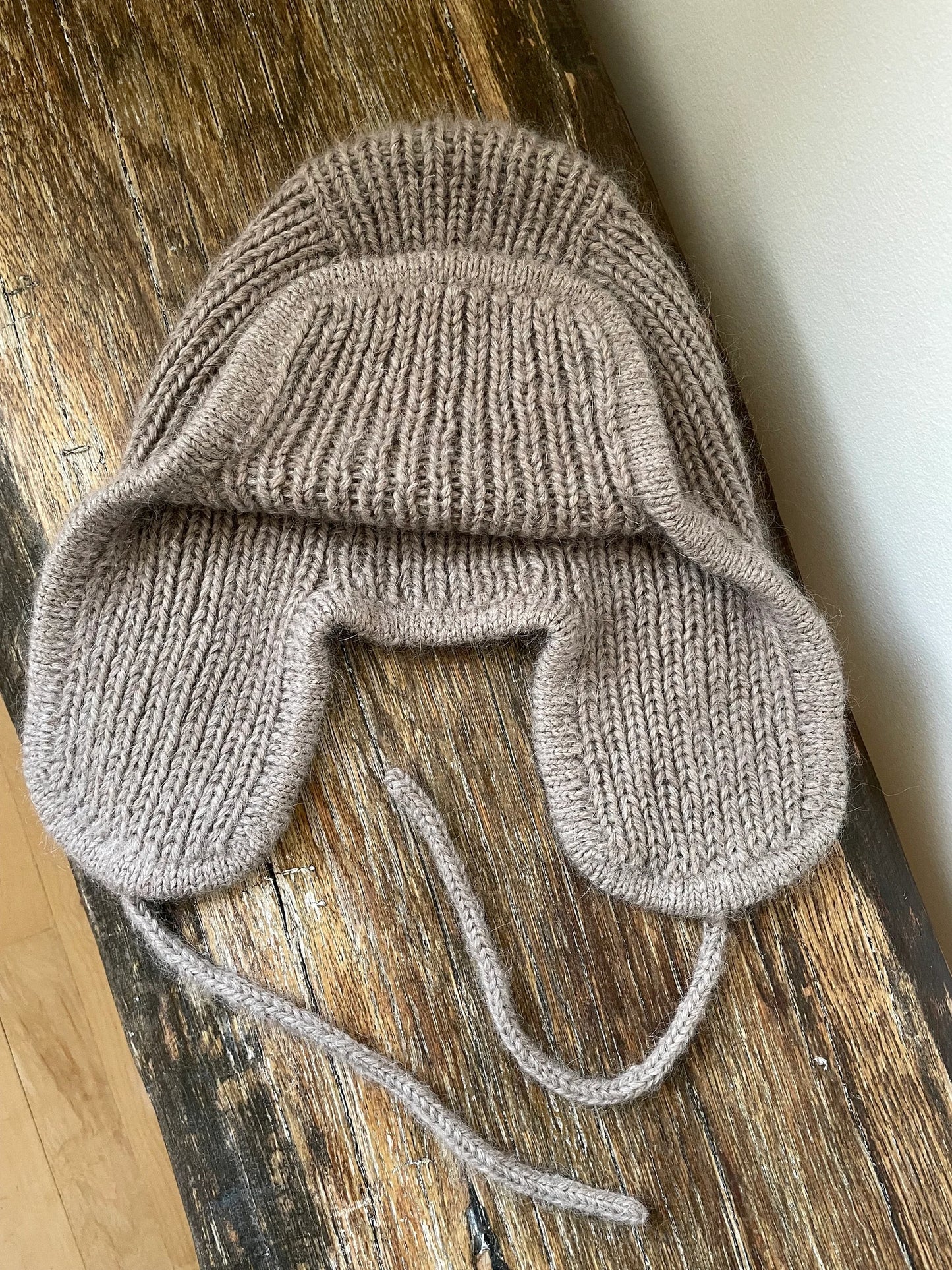 ❄️ Cozy Pilot Hat – Ribbed Knit Pattern (PDF)